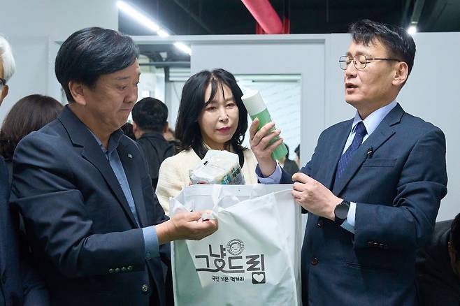 홍종완(오른쪽)충남도 행정부지사가 윤은미 천안시 복지정책국장·이명열 천안동남구청장과 함께 19일 천안시 ‘따숨푸드뱅크’를 찾아 취약계층에 지원하는 생필품 종류와 상태를 확인했다.