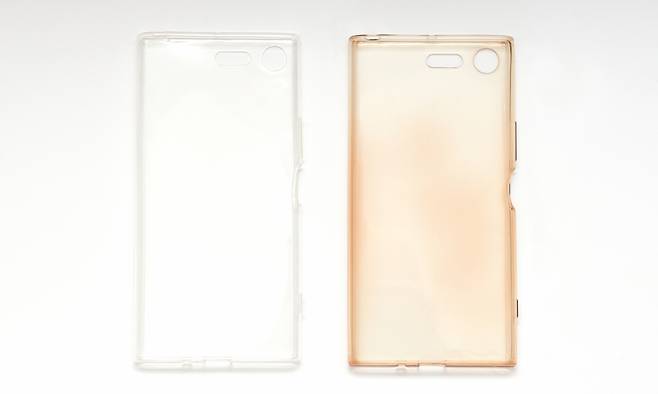 투명 스마트폰 케이스의 변색 전후 모습. 새 제품(왼쪽)과 달리 사용 후 케이스는 누렇게 변하는 ‘황변’ 현상이 나타난다. 사진=게티이미지뱅크