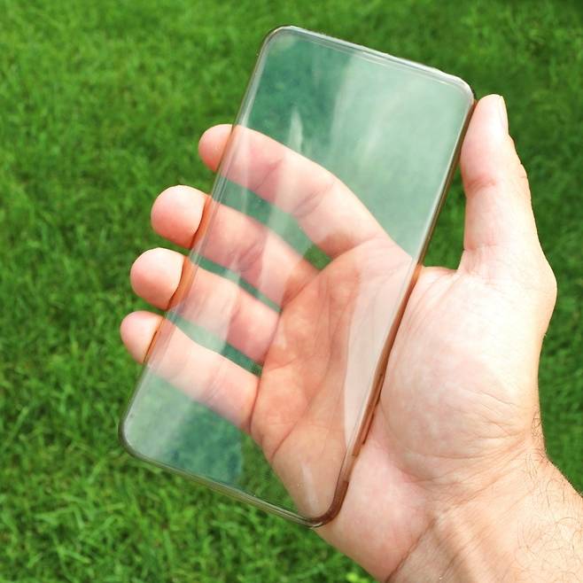 투명 스마트폰 케이스를 손에 쥔 모습. 손의 피지와 땀 등이 표면에 남아 변색을 더 눈에 띄게 할 수 있지만, 전체적인 색 변화는 소재의 광화학적 변화 영향이 큰 것으로 알려져 있다.&nbsp;사진=게티이미지뱅크