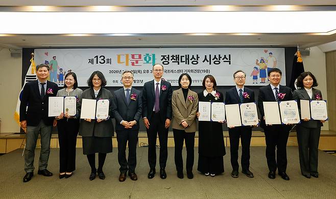 19일 서울 중구 한국프레스센터에서 열린 ‘제13회 다문화정책대상’ 시상식에서 수상자를 비롯한 참석자들이 기념 촬영을 하고 있다. 왼쪽부터 박희준 세계일보 편집인, 장경임 서울 중구가족센터 사무국장, 장미영 광주 남구가족센터장, 진명기 행정안전부 자치혁신실장, 이기식 세계일보 사장, 최문선 성평등가족부 대변인, 손진분 대구 수성구 여성가족과장, 유성훈 서울 금천구청장, 이호범 전남 화순부군수, 박지현 경기 여주시가족센터장. 유희태 기자