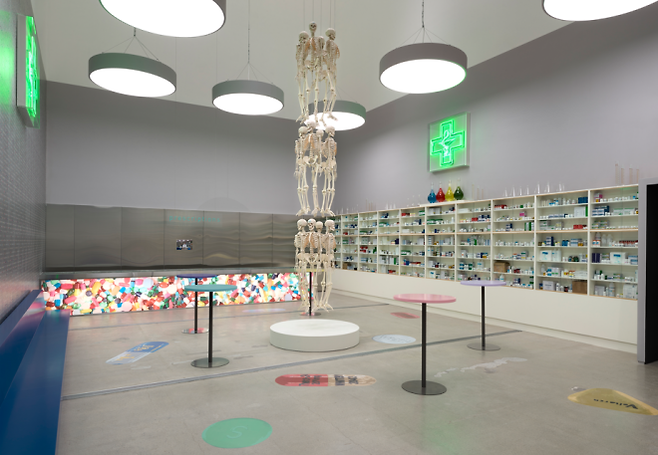 약국처럼 꾸며진 전시장에 놓인 해골들.  데이미언 허스트 사이언스 유한회사 제공