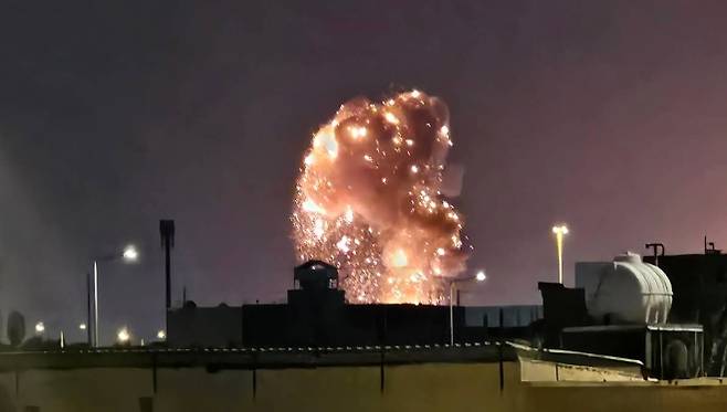 사우디아라비아 리야드 상공에서 18일(현지시간) 이란이 발사한 미사일을 방공망이 요격하는 과정에서 대규모 폭발이 발생하고 있다. 신화 연합뉴스