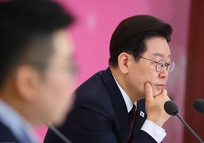 참석자 발언 듣는 이재명 대통령 - 이재명 대통령이 19일 경제사회노동위원회 제1기 출범을 맞이해 청와대에서 열린 노동정책 토론회에서 참석자 발언을 듣고 있다. 2026.3.19 연합뉴스