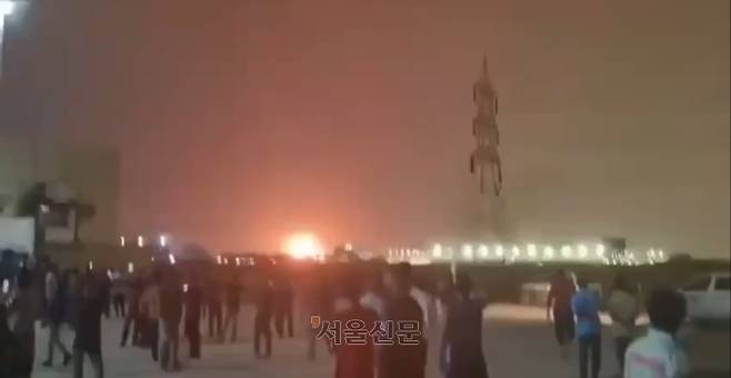 이란의 공격으로 화재가 발생한 카타르 라스라판 산업단지를 바라보는 사람들의 모습. 엑스(X) 캡처