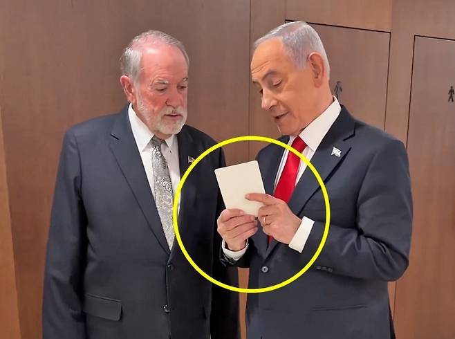 베냐민 네타냐후 이스라엘 총리가 이란 고위 인사 제거 성과를 직접 과시하는 영상을 공개했다. 네타냐후 총리는 현지시간 17일(현지시간) 공식 X(옛 트위터) 계정에 마이크 허커비 주이스라엘 미국 대사와의 면담 장면을 담은 영상을 올렸다. 2026.3.17 네타냐후 엑스