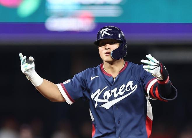 안현민이 14일(한국시간) 미국 플로리다주 마이애미 론디포 파크에서 열린 2026 월드베이스볼클래식(WBC) 대한민국 대 도미니카공화국 준준결승전에서 4회초 2사 2루타를 친 뒤 세리머니를 선보이고 있다. 2026.3.14 마이애미 연합뉴스