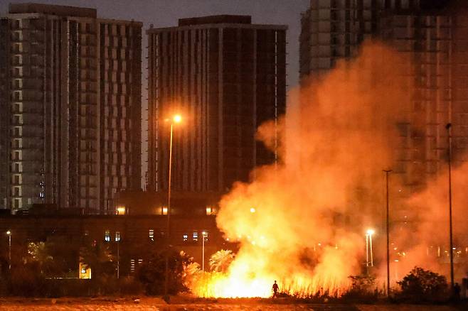 17일(현지 시간) 이라크 바그다드 미국 대사관 본부 부지가 이란의 드론 공격을 받아 화재가 발생했다. AFP 연합뉴스