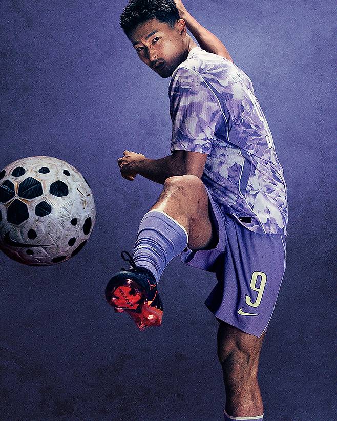 한국 축구대표팀 공격수 조규성이 새로운 대표팀 유니폼을 입고 포즈를 취하고 있다. 사진 제공=나이키