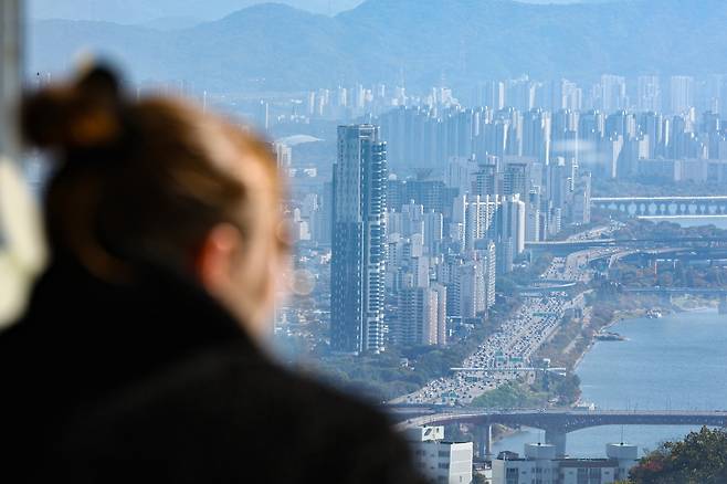 서울 남산에서 바라본 성동ㆍ광진 등 아파트 단지.  연합뉴스