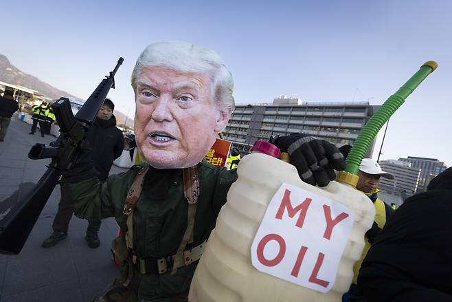 1월5일 서울 광화문광장에서 열린 ‘트럼프 1년 규탄 국제민중공동행동 조직위원회 긴급 기자회견’에서 한 참가자가 도널드 트럼프 미국 대통령을 풍자하는 퍼포먼스를 하고 있다. ⓒ시사IN 이명익