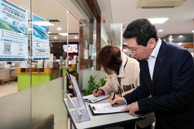 이상일 용인시장이 성복동행정복지센터 1층에 마련된 서명부에 서명하고 있다. ⓒ용인시 제공