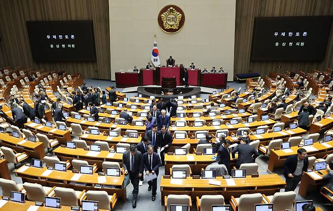 19일 국회에서 열린 3월 임시국회 2차 본회의에서 윤상현 국민의힘 의원이 공소청법안에 대해 무제한 토론을 시작하자 의원들이 본회의장을 떠나고 있다. ⓒ연합뉴스