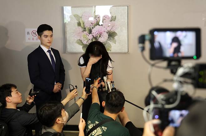 지난 2023년 6월12일 부산 연제구 부산고등법원에서 열린 '부산 돌려차기 사건' 항소심을 마치고 김씨가 인터뷰를 하며 눈물을 흘리고 있다. 가해자 이아무개씨는 당초 살인미수 혐의로 기소돼 1심에서 징역 12년을 선고받았다가, 항소심에서 강간살인 미수가 적용돼 징역 20년을 선고받았다. 이후 대법원에서 징역 20년이 확정됐다. ⓒ연합뉴스