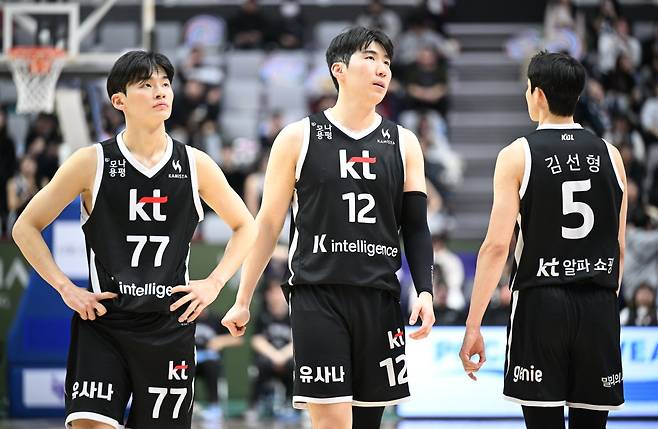 KT 강성욱, 문정현, 김선형(왼쪽부터)이 18일 수원KT소닉붐아레나서 열린 DB전서 경기가 풀리지 않자 아쉬워하고 있다. 사진제공｜KBL