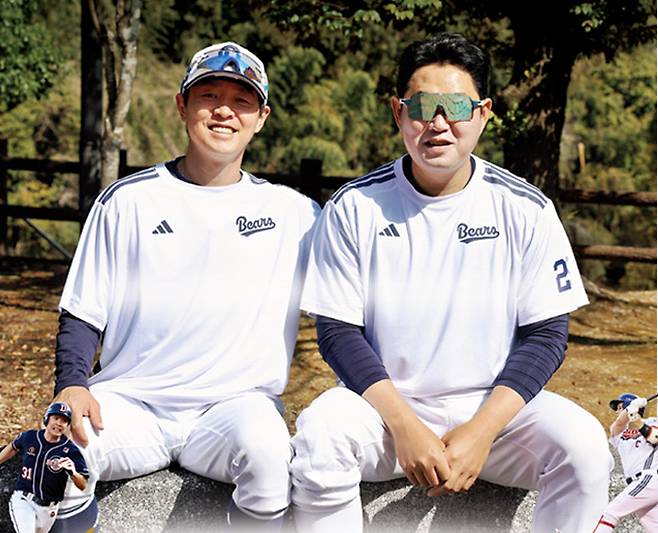 두산 정수빈(왼쪽)과 양의지가 이달초 일본 미야자키 스프링캠프에서 꼭 다시 우승하겠다는 각오로 뭉쳐 인터뷰 하고 있다. 두산 베어스 제공