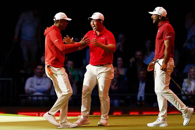 스크린골프 리그 TGL 주피터 링크스 GC에서 뛰고 있는 김주형(가운데)이 18일 열린 보스턴 커먼 골프와의 플레이오프 준결승에서 승리가 확정된 뒤 타이거 우즈(왼쪽) 등 동료들과 함께 환호하고 있다. TGL 홈페이지 캡처