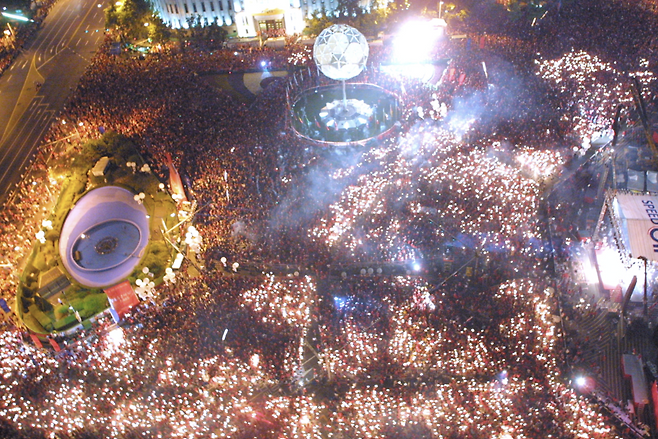 2002년 한일월드컵 기간 중 광화문광장을 가득 메운 한국 사람들. 게티이미지