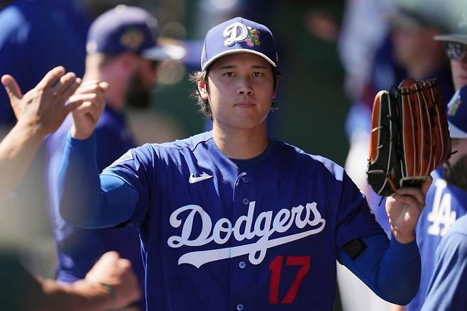 LA 다저스 오타니 쇼헤이가 19일 샌프란시스코와의 시범경기에서 4.1이닝을 무실점으로 막고 내려온 뒤 동료들과 하이파이브를 나누고 있다. AP연합뉴스