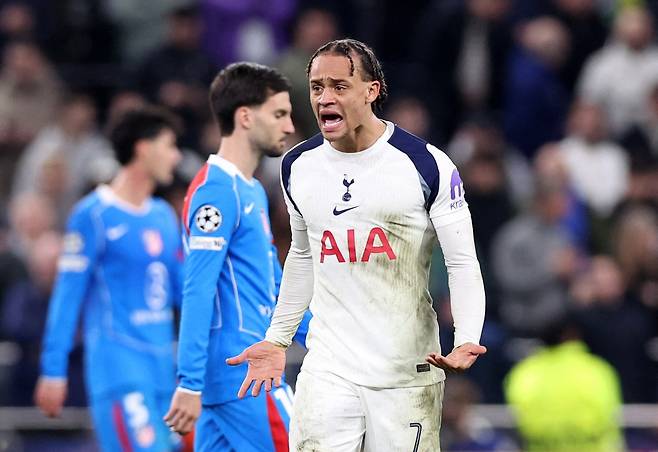 토트넘 시몬스가 19일 아틀레티코 마드리드를 상대로 골을 넣은 뒤 투지를 다지고 있다. 로이터연합뉴스