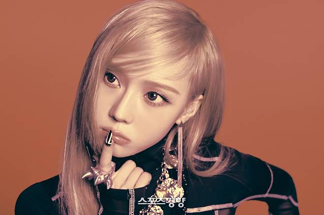 포즈를 취하고 있는 에스파 멤버 윈터. SM엔터테인먼트 제공