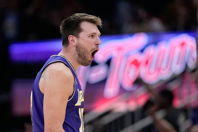 루카 돈치치가 19일 미국 텍사스주 휴스턴의 도요타 센터에서 열린 휴스턴 로키츠와 2025~2026 미국프로농구 정규리그 원정 경기에서 득점을 올린 뒤 포효하고 있다.  휴스턴 | AP연합뉴스