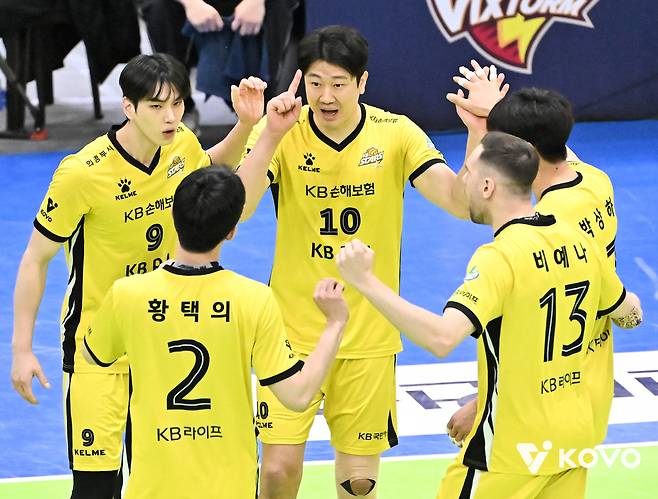 KB손해보험 선수들이 18일 한국전력과의 정규리그 최종전에서 득점 후 기뻐하고 있다. KOVO 제공