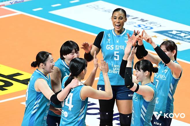 GS 칼텍스 선수들이 18일 현대건설과의 정규리그 최종전에서 득점 후 기뻐하고 있다. KOVO 제공