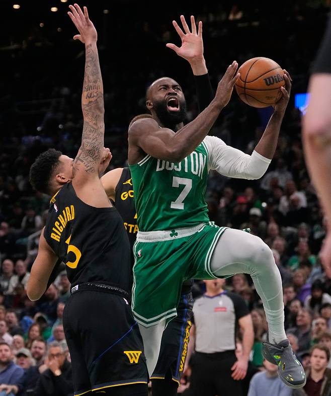 제일런 브라운이 19일 미국 매사추세츠주 보스턴의 TD 가든에서 열린 골든스테이트 워리어스와 2025~2026 미국프로농구 정규리그 홈경기에서 슛을 시도하고 있다.  보스턴 | AP연합뉴스