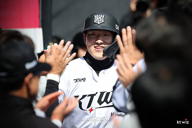 KT 안현민이 19일 수원 KT위즈파크에서 열린 키움과의 시범경기에서 1회말 홈런을 날린 뒤 더그아웃에서 동료들의 축하를 받고 있다. KT위즈 제공