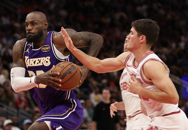 르브론 제임스(왼쪽)가 19일 미국 텍사스주 휴스턴의 도요타 센터에서 열린 휴스턴 로키츠와 2025~2026 미국프로농구 정규리그 원정 경기에서 림을 향해 돌진하고 있다.  휴스턴 | Imagn Images연합뉴스