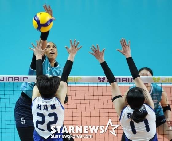 실바(맨 왼쪽)가 볼을 넘기고 있다. /사진=김진경 대기자