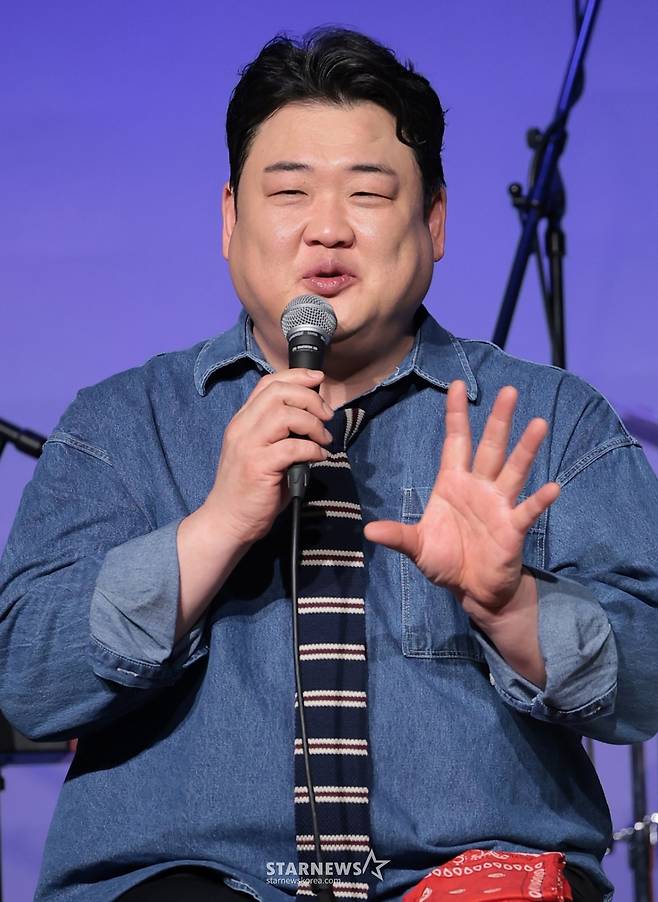 (서울=뉴스1) 권현진 기자 = 아묻따밴드 김준현이 12일 오후 서울 종로구 SA홀에서 진행된 첫 번째 디지털 싱글 ‘알고 있잖아’ 발매 기념 쇼케이스에서 인사말을 하고 있다.  아묻따밴드는 홍경민(베이스), 조영수(키보드), 차태현(객원 보컬), 전익혁(기타), 김준현(드럼), 조정민(피아노)이 장르의 경계를 넘나들며 좋은 음악을 선보이기 위해 결성한 밴드다. 2026.2.12/뉴스1  Copyright (C) 뉴스1. All rights reserved. 무단 전재 및 재배포,  AI학습 이용 금지. /사진=(서울=뉴스1) 권현진 기자