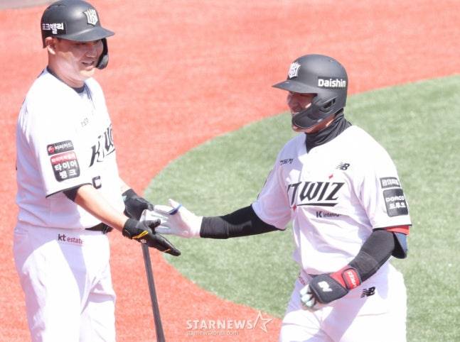 KT 안현민(오른쪽)이 19일 키움과 시범경기에서 1회 선제 좌월 솔로 홈런을 때린 뒤 홈인하고 있다. /사진=김진경 대기자