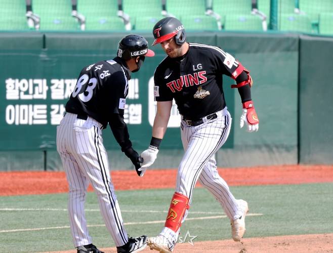 LG 4번 타자 오스틴이 19일 인천 SSG랜더스필드에서 열리는 2026프로야구 SSG랜더스와 LG트윈스 경기 5회초 이기순을 상대로 역전 투런홈런을 터트린 후 베이스를 돌고 있다. /사진=강영조 선임기자