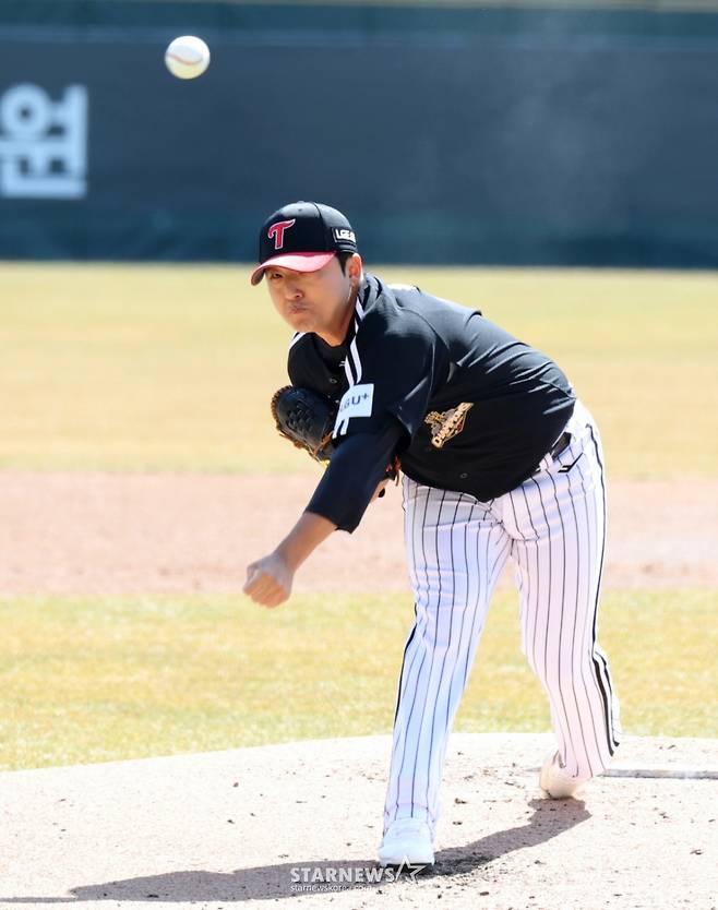 LG 송승기가 19일 인천 SSG랜더스필드에서 열리는 2026 프로야구 SSG 랜더스와 LG 트윈스 경기에서 선발 역투를 펼치고 있다. /사진=강영조 선임기자