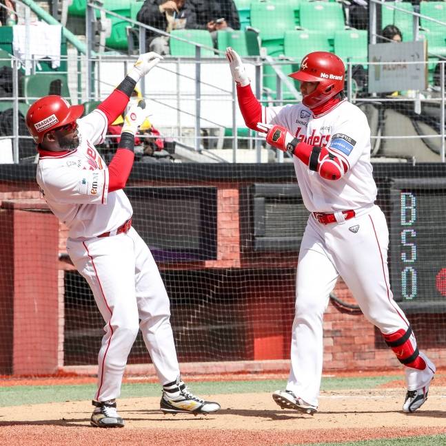 SSG 최정(오른쪽)이 19일 LG와 시범경기 4회말 동점 투런 홈런을 날리고 에레디아와 세리머니를 하고 있다. /사진=SSG 랜더스 제공