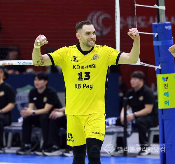 KB손해보험 비예나, 공격 성공 환호.