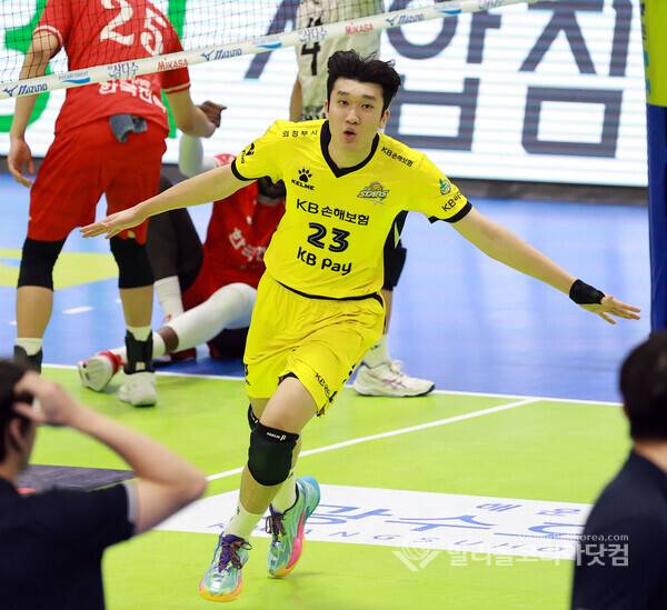 KB손해보험 이준영의 환호.