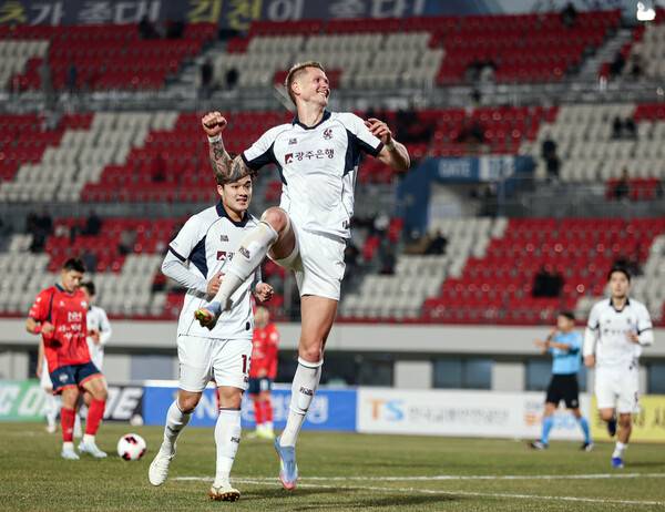 광주FC, FC서울 원정 앞두고 2경기 연속 무승부…첫 승 도전 '집중력으로 승부'...사진은 프리드욘슨 득점 세레모니.(사진제공=광주FC)