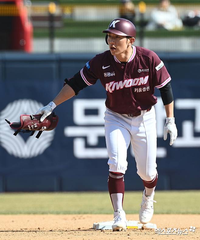 키움 히어로즈 베테랑 타자 서건창이 19일 수원 KT위즈파크에서 열린 2026 KBO 시범경기 KT 위즈전에서 8회초 결승 적시타를 기록했다. 사진 고아라 기자