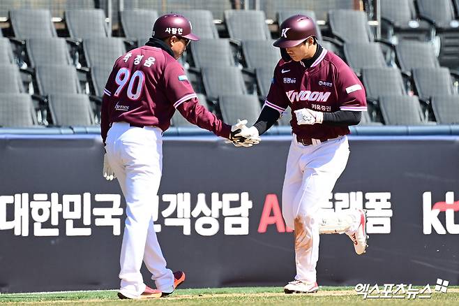 키움 히어로즈 이주형(오른쪽)이 19일 수원 KT위즈파크에서 열린 2026 KBO 시범경기 KT 위즈전에서 3회초 솔로 홈런을 기록했다. 사진 고아라 기자