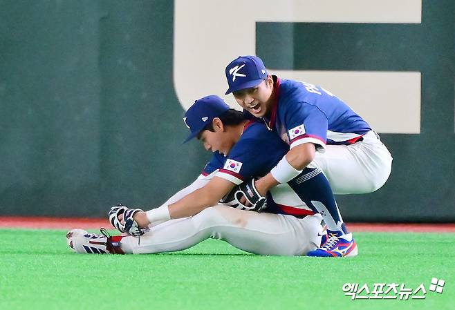 9일 오후 일본 도쿄돔에서 열린 2026 월드베이스볼클래식(WBC) C조 한국과 호주의 경기, 한국이 호주에 7:2로 승리하며 17년 만에 대회 2라운드 진출에 성공했다.  9회말 1사 1루 한국 이정후가 호주 윙그로브의 타구를 잡아내고 있다. 엑스포츠뉴스 DB