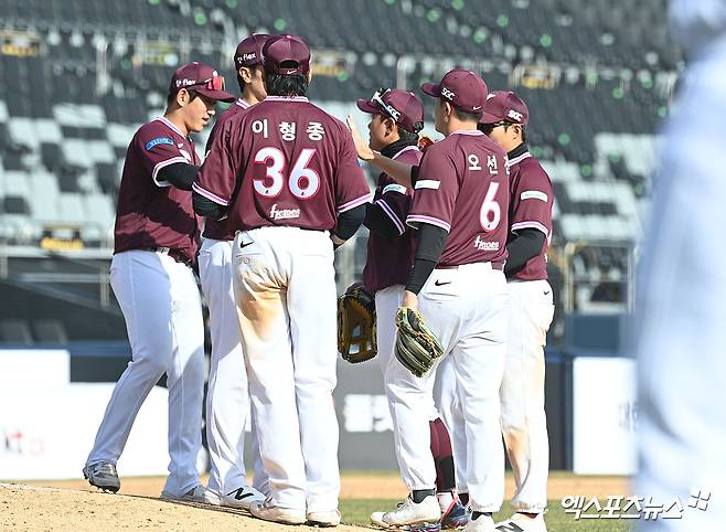 설종진 감독이 이끄는 키움 히어로즈가 19일 수원 KT 위즈파크에서 열린 2026 KBO 시범경기에서 KT 위즈를 11-4로 이겼다. 사진 고아라 기자