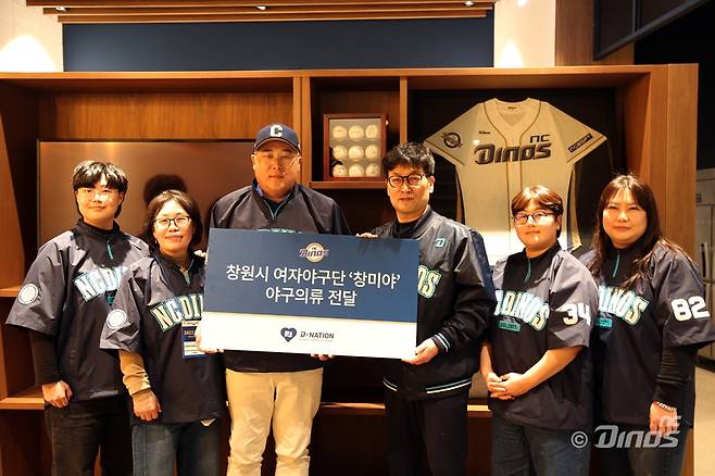 (왼쪽부터) 박현주 선수, 민건해 선수, 김형우 감독, 손성욱 NC 다이노스 경영본부장, 강민지 선수, 임소정 선수. NC 다이노스