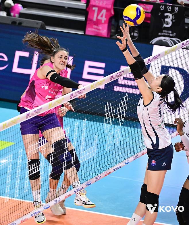 공격하는 흥국생명의 피치(왼쪽) [한국배구연맹 제공. 재판매 및 DB 금지]