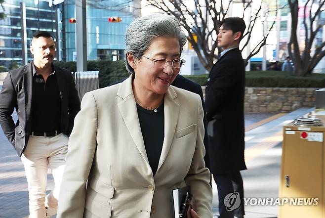 삼성전자 서초사옥 방문한 리사 수 AMD CEO (서울=연합뉴스) 김주형 기자 = 리사 수 AMD CEO가 19일 서울 서초구 삼성전자 서초사옥을 방문하고 있다. 2026.3.19 kjhpress@yna.co.kr