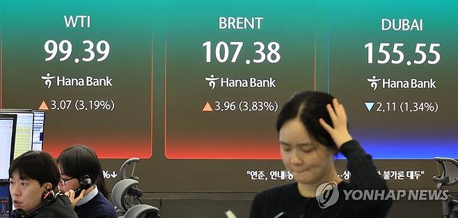 중동 가스시설 피격에 급등한 국제유가 (서울=연합뉴스) 최재구 기자 = 19일 서울 하나은행 본점 딜링룸에 국제유가가 표시되고 있다. 이스라엘이 이란 최대 가스전에 폭격을 가하고, 이란이 주변국 에너지 시설에 반격하면서 국제유가가 급등했다.  2026.3.19 jjaeck9@yna.co.kr