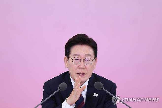 이재명 대통령, 노동정책 토론회 발언 (서울=연합뉴스) 김도훈 기자 = 이재명 대통령이 19일 경제사회노동위원회 제1기 출범을 맞이해 청와대에서 열린 노동정책 토론회에서 발언하고 있다. 2026.3.19 superdoo82@yna.co.kr