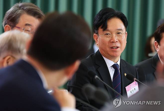 김영훈 장관, 노동정책 토론회 발언 (서울=연합뉴스) 김도훈 기자 = 김영훈 고용노동부 장관이 19일 경제사회노동위원회 제1기 출범을 맞이해 이재명 대통령 주재로 청와대에서 열린 노동정책 토론회에서 발언하고 있다. 2026.3.19 superdoo82@yna.co.kr