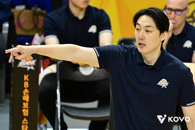 작전 지시하는 하현용 KB손해보험 감독대행 [한국배구연맹 제공. 재판매 및 DB 금지]